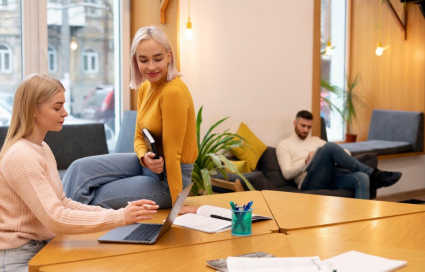Personne travaillant sur son budget personnel avec un ordinateur portable